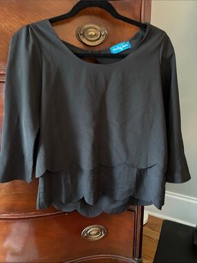 UNIQUE OPEN BACK Black Scallop Hem Blouse - Women